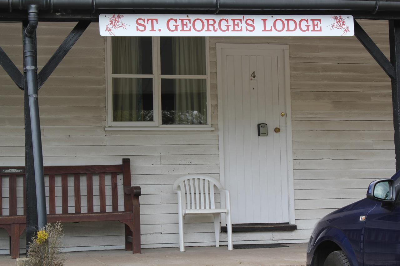 St George'S Lodge, Bisley Brookwood Exterior foto